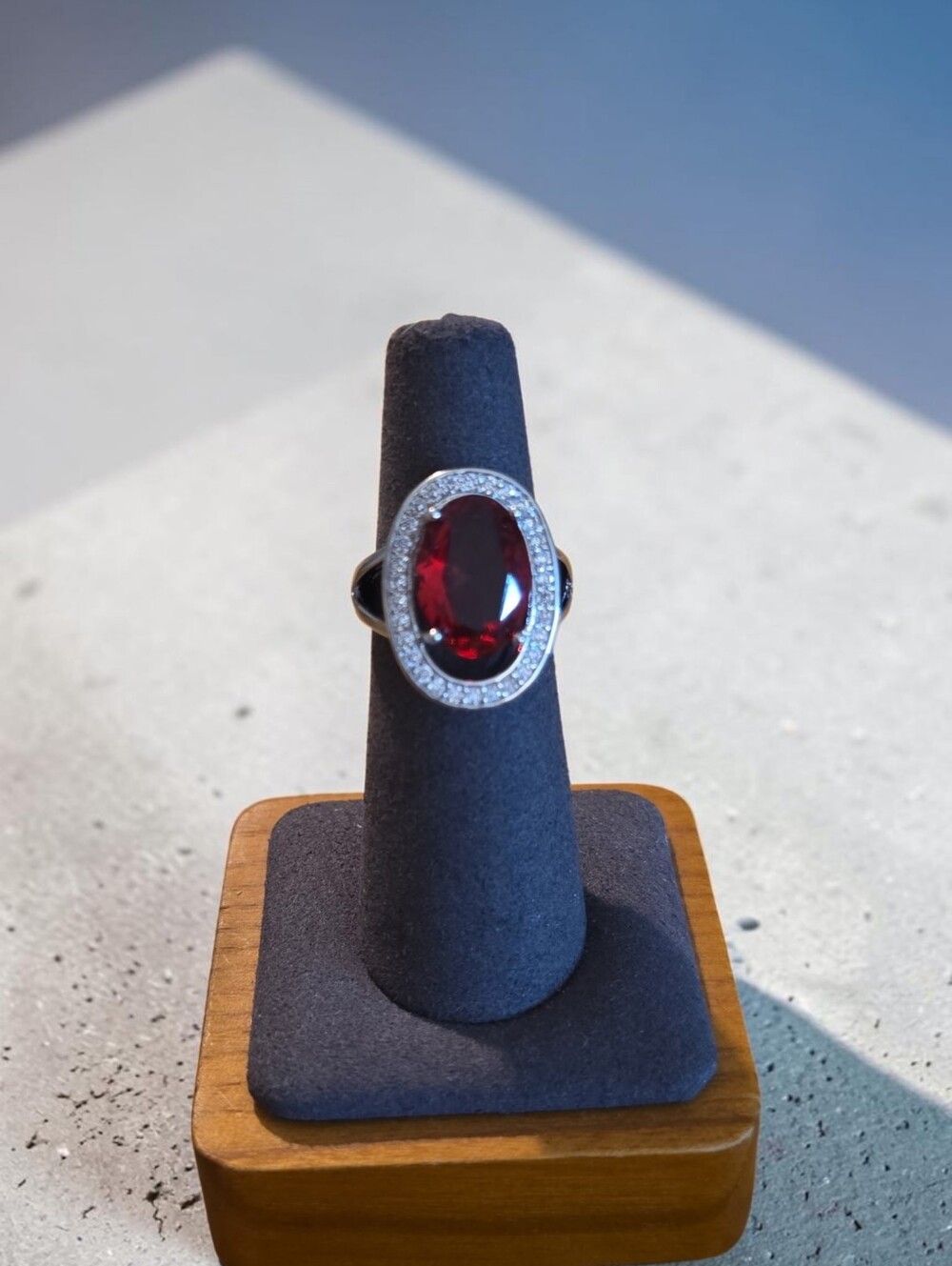 Sassified Boutique Nwt  Oval Halo Cocktail Ring - Elegant Women's Jewelry